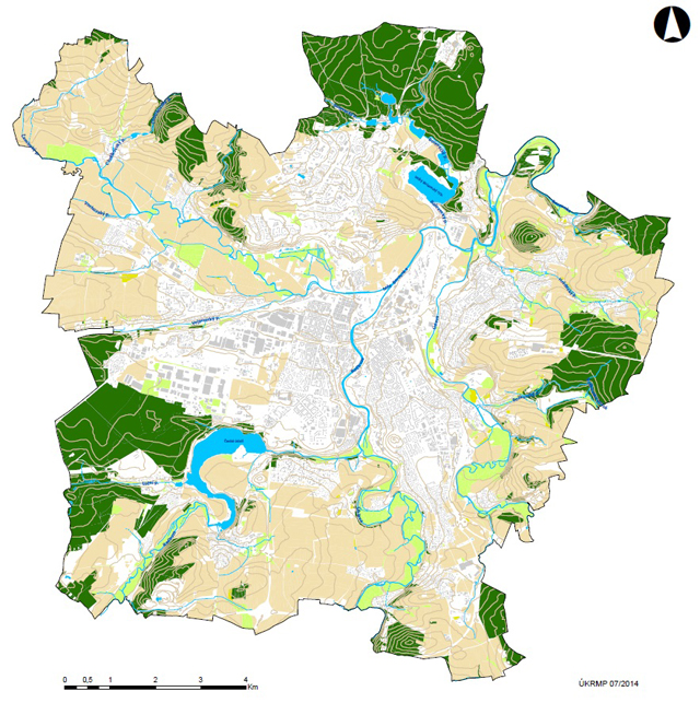 Die Stadt Pilsen erstreckt sich im Pilsner Becken am Zusammenfluss von vier Flüssen: Mže (Mies), Radbuza (Radbusa), Úhlava (Angel) und Úslava (Uslawa, genannt auch Amslebach).